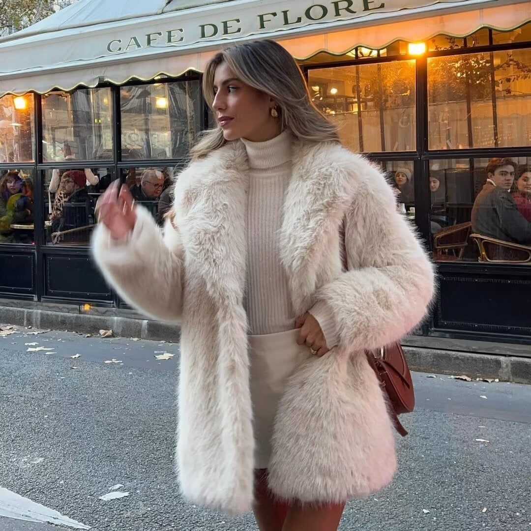 Ladies short jacket made of voluminous high-pile faux fur with oversized silhouette Mune Fashion