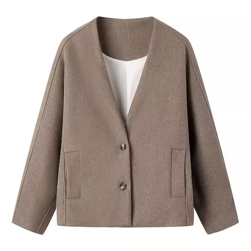 Women's short jacket in boxy cut with V-neck and two-button closure Mune Fashion