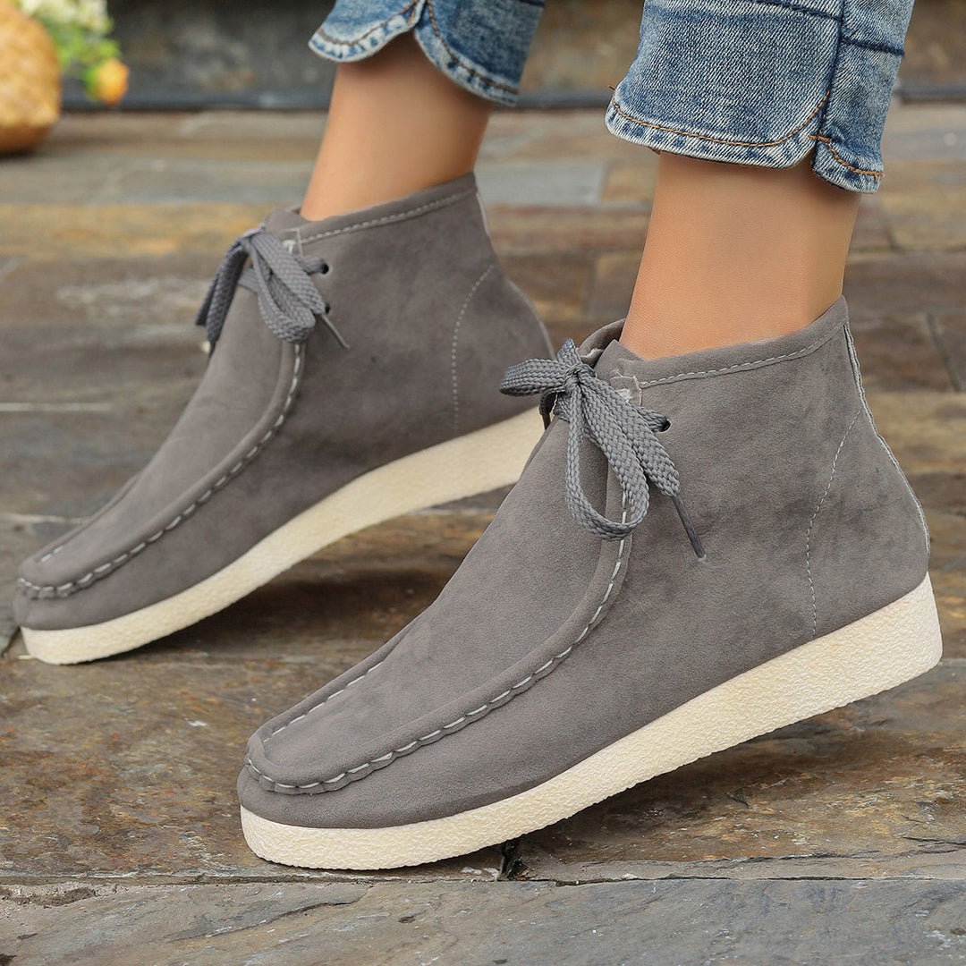 Women ankle-high moccasin boot with suede look, worn moccasin seam, cushioning crepe sole and sturdy laces Mune Fashion