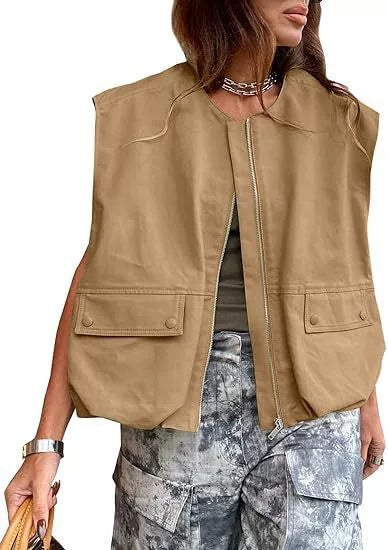Women's sleeveless utilitarian vest with zipper and flap pockets Mune Fashion