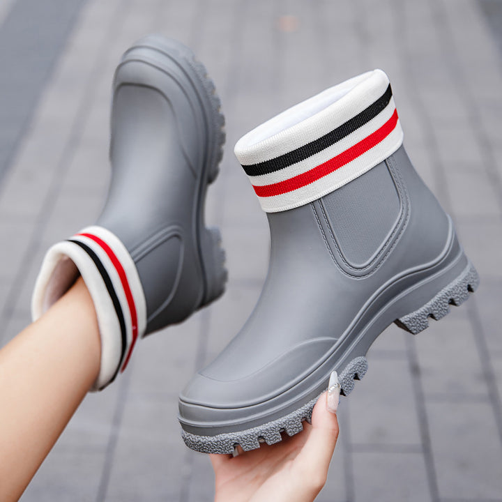 Women's Short Rubber Rain Ankle Boots with Padded Ring Cuff and Profiled Platform Sole Mune Fashion