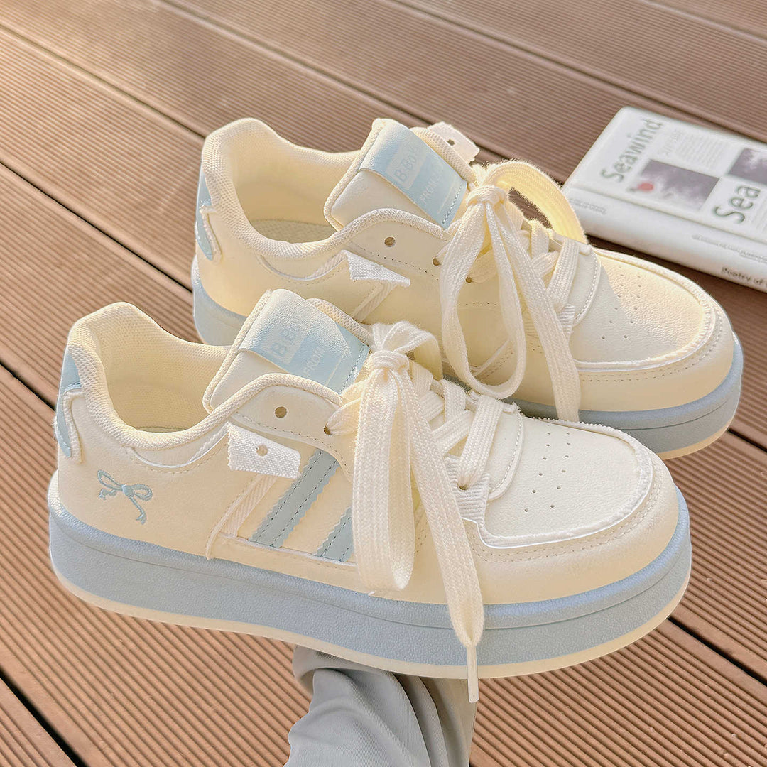 Women's sporty sneakers with modern accents and comfortable cushioning Mune Fashion