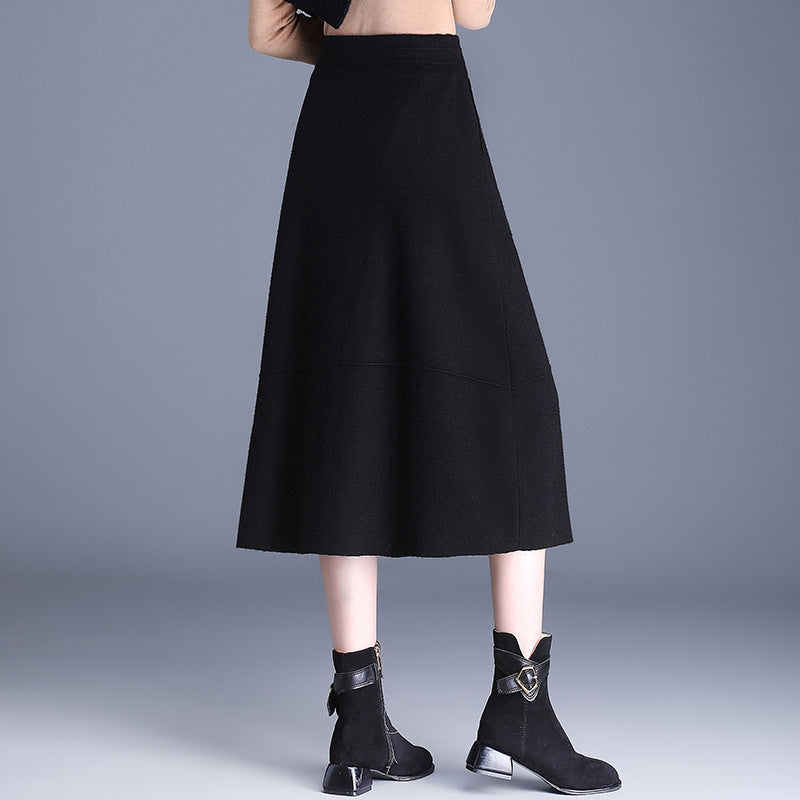 Women's knee-length skirt with practical pockets and button details Mune Fashion