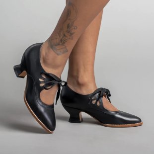 Ladies nan retro strap pumps with curved kitten heel, leaf-shaped cutouts, and decorative bow closure Mune Fashion