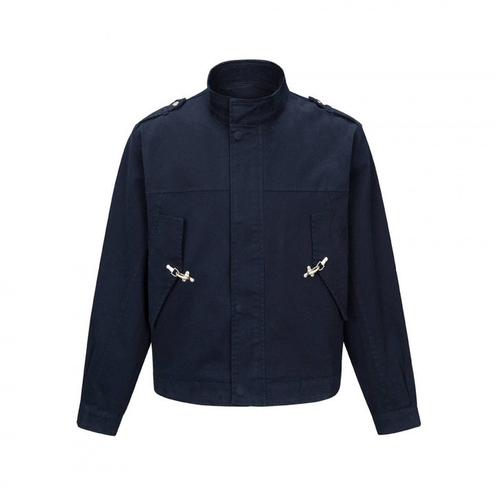 Men's short-cut field jacket made of cotton canvas with stand-up collar, shoulder flaps, and adjustable flap pockets Mune Fashion