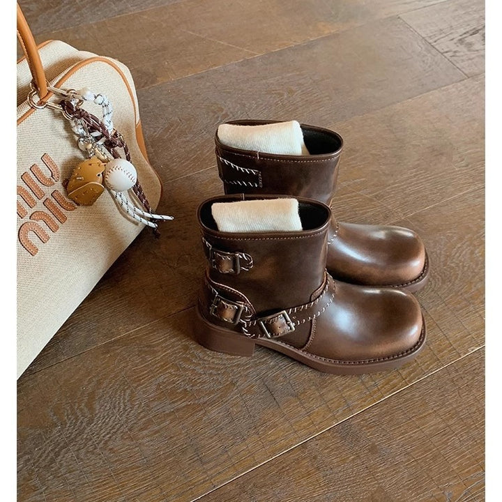 Women's biker ankle boots made of smooth leather with decorative stitching, double straps and durable tread sole Mune Fashion