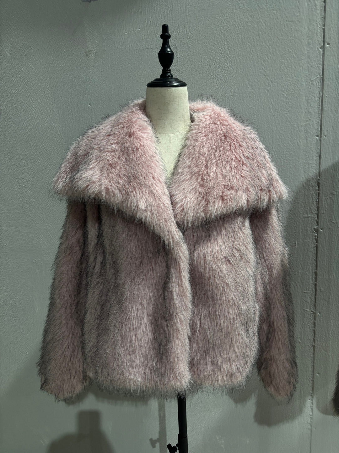 Women's short bolero in boxy cut made of vegan shaggy faux fur with XXL shawl collar Mune Fashion