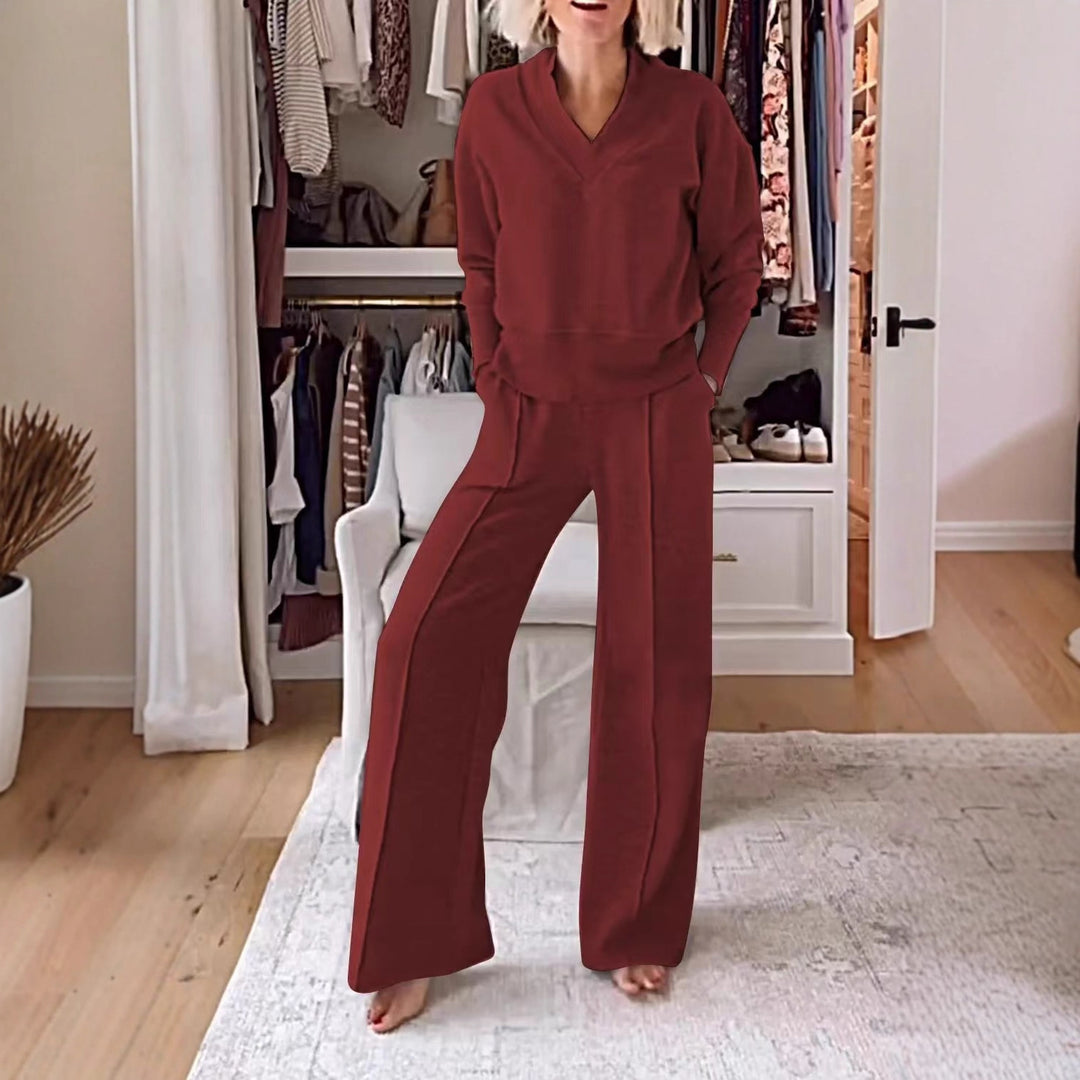Ladies two-piece lounge set made of soft jersey with V-neck and wide palazzo pants cut Mune Fashion