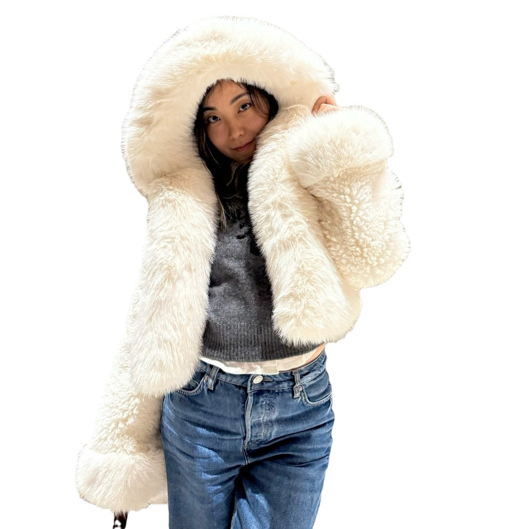 Women's short jacket made of voluminous faux fur with XXL hood and ball sleeves Mune Fashion