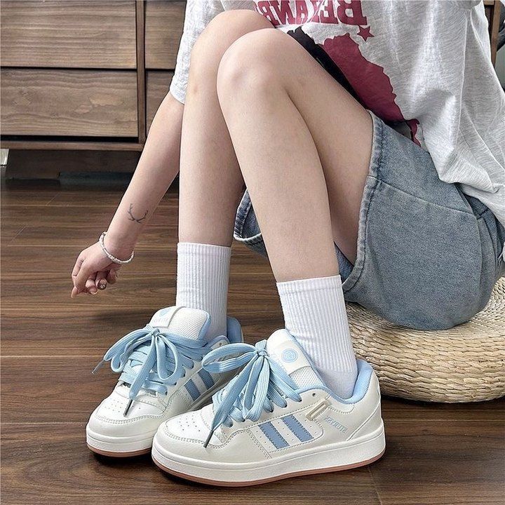 Women's sporty sneakers in retro style with breathable surface structure Mune Fashion