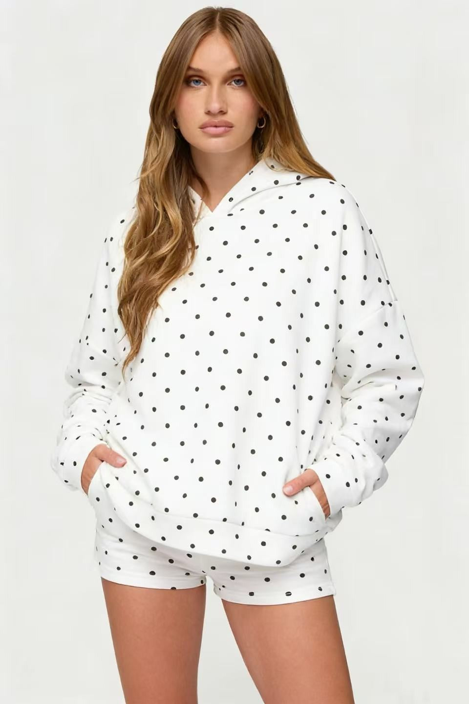 Women's dotted comfort set with hooded sweatshirt, kangaroo pocket and shorts Mune Fashion