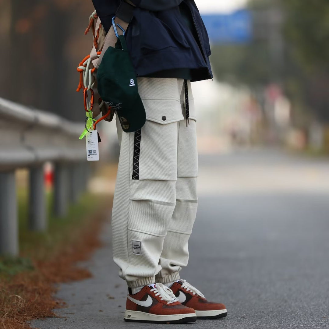 Men's wide cargo jogging pants with drawstring, flap pockets, and elastic cuffs Mune Fashion