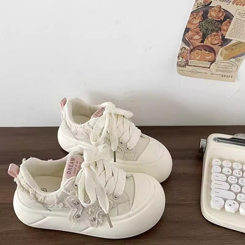 Ladies sporty sneakers with floral design and comfortable sole Mune Fashion