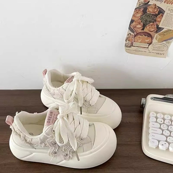 Ladies sporty sneakers with floral design and comfortable sole Mune Fashion