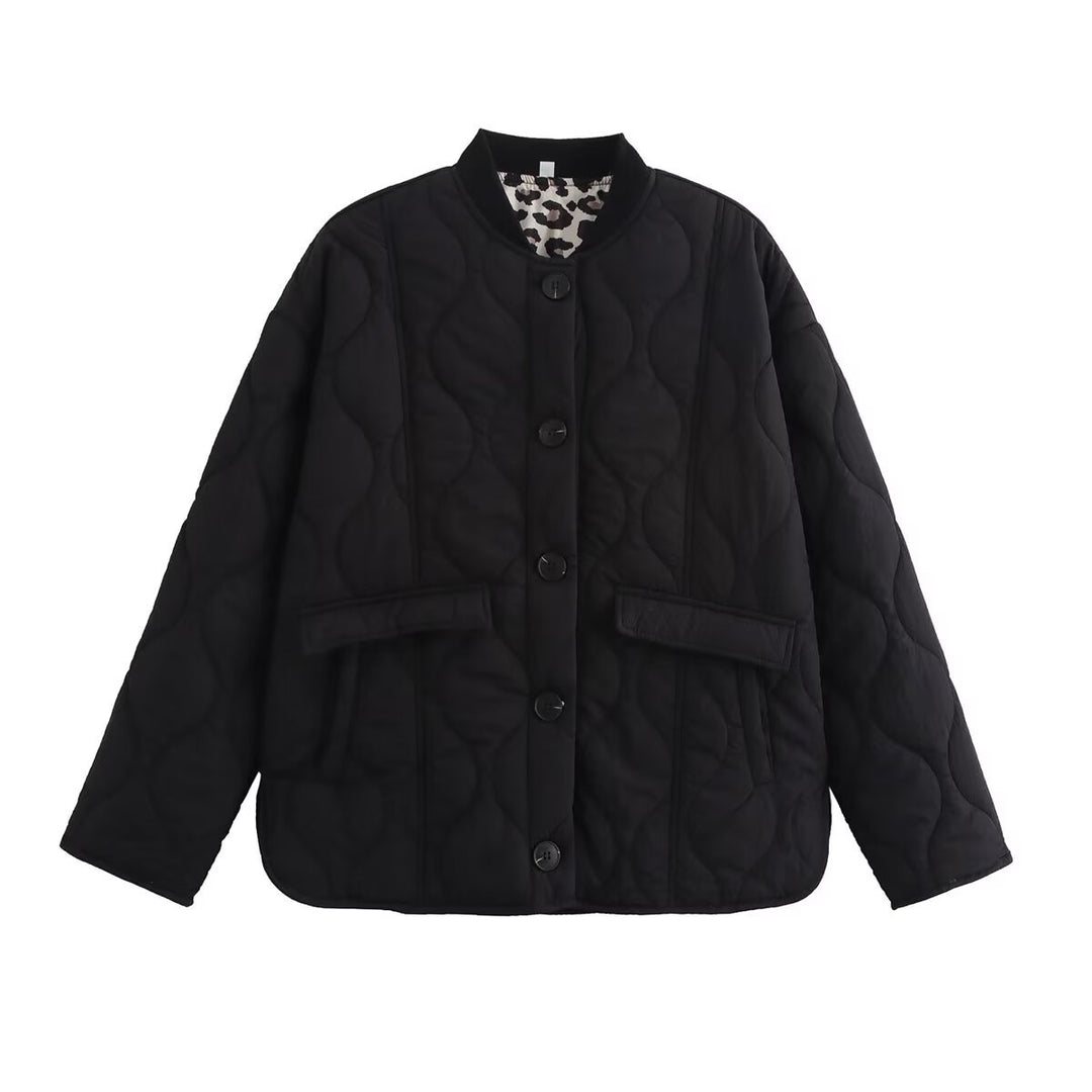 Women's quilted short jacket with round neckline, decorative button placket and flap pockets Mune Fashion