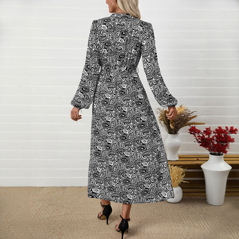 Women's maxi dress with paisley print, V-neck, waist tie belt and long sleeves Mune Fashion