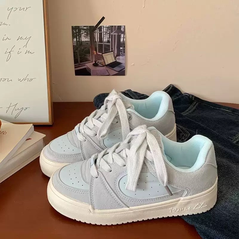Women's sneakers in modern minimalist design with breathable surfaces and padded insole Mune Fashion
