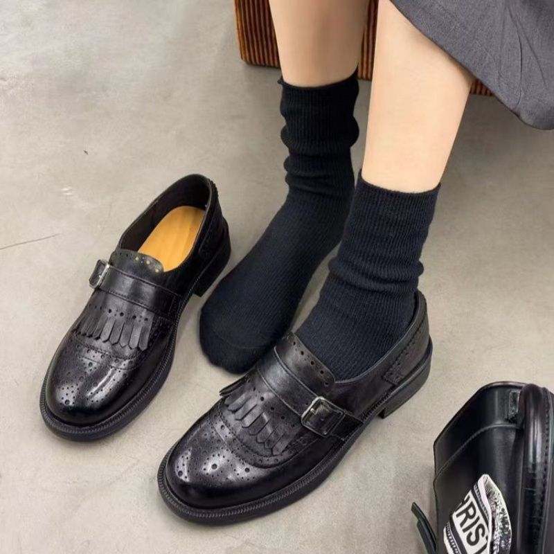 Women's loafers in brogue look with fringed cap and adjustable buckle Mune Fashion