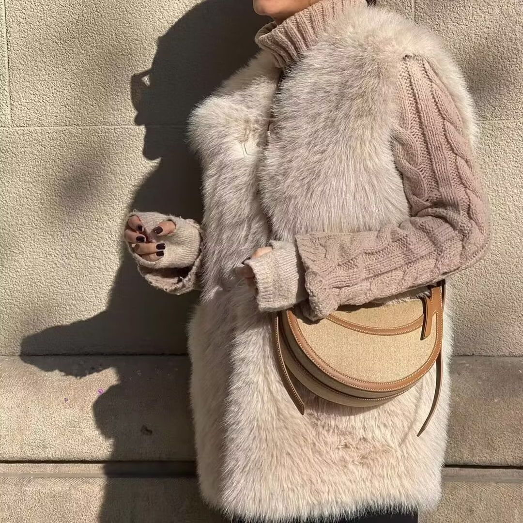 Women's luxurious faux fur vest with toggle closure and voluminous stand-up collar Mune Fashion