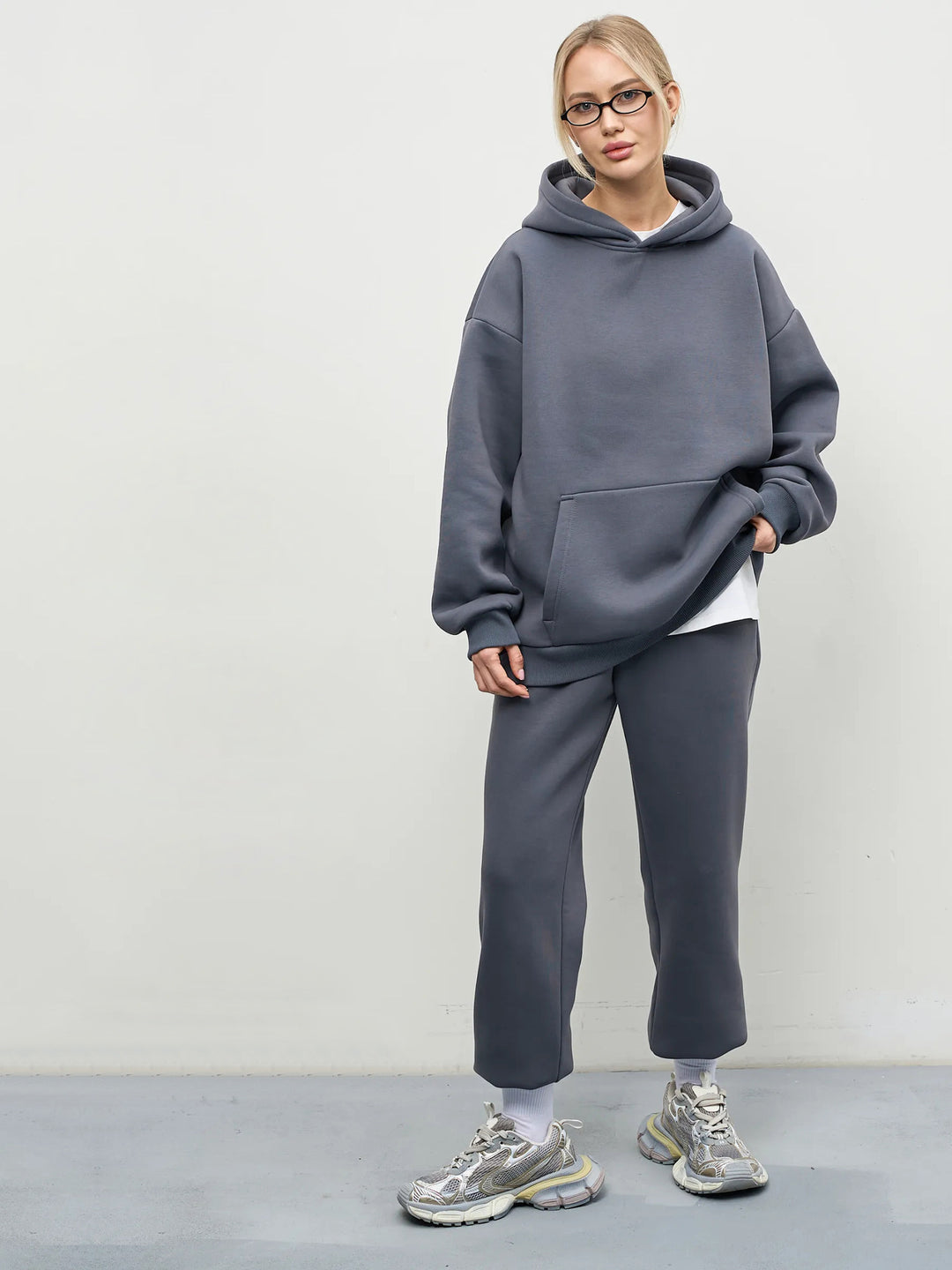 Women's oversized hoodie with kangaroo pocket and soft French terry Mune Fashion