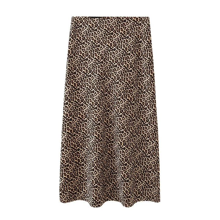 Women's midi skirt made of flowing satin quality in A-line with leopard print.
