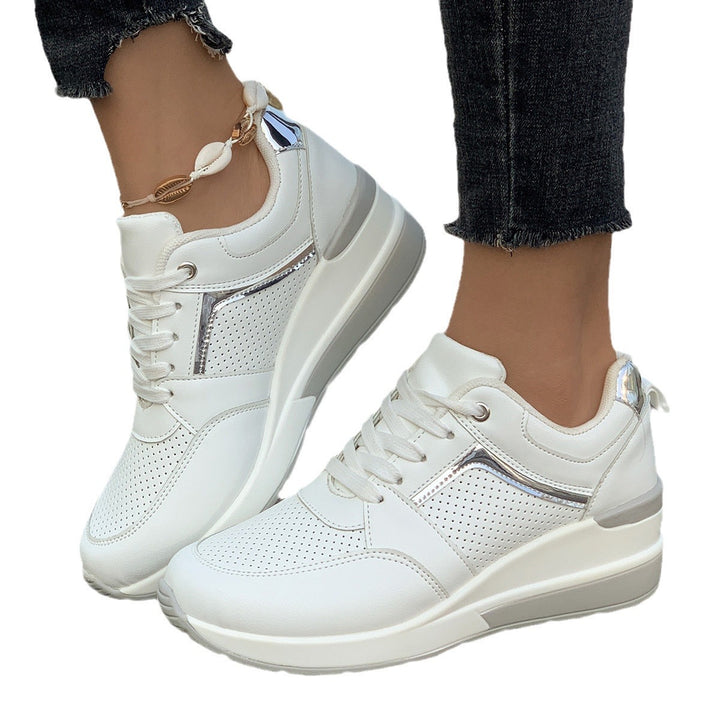 Damen Keilabsatz-Sneaker mit perforierten Einsätzen und Metallic-Details Mune Fashion