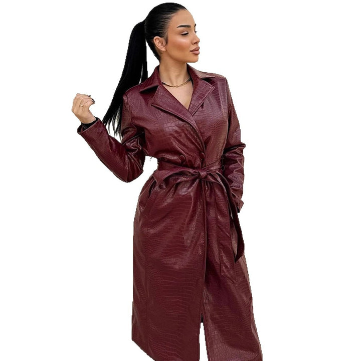 Women's long coat made of faux leather with crocodile embossing and waist belt Mune Fashion