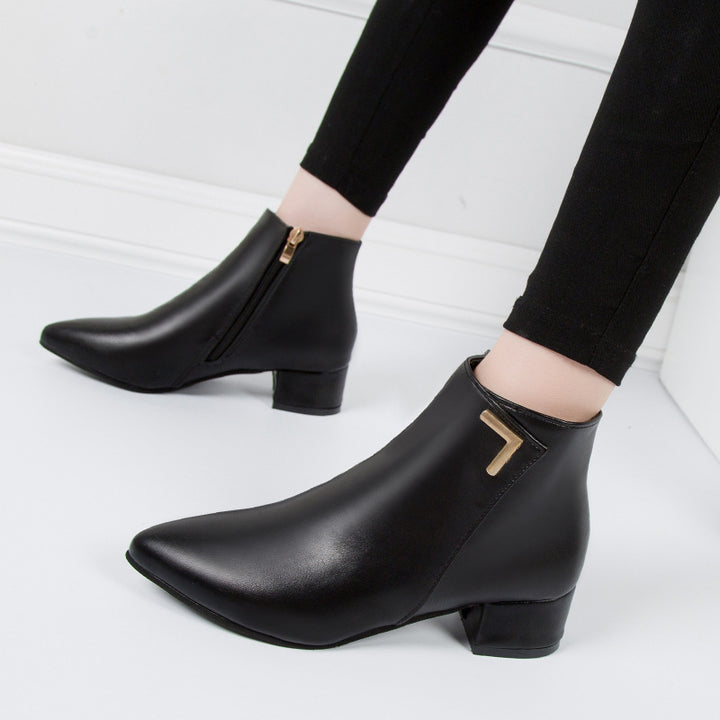 Ladies' pointed ankle boots in smooth leather look with subtle metal corner appliqué and padded insole Mune Fashion