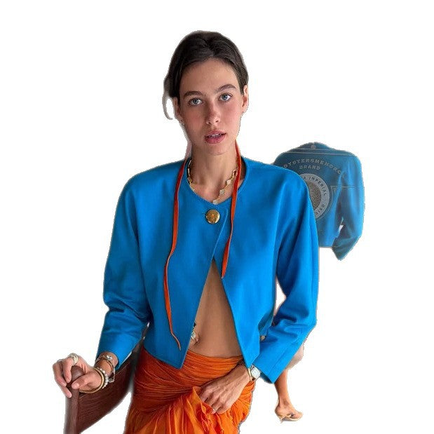 Women's short blazer in bolero style with structured silhouette and decorative button Mune Fashion