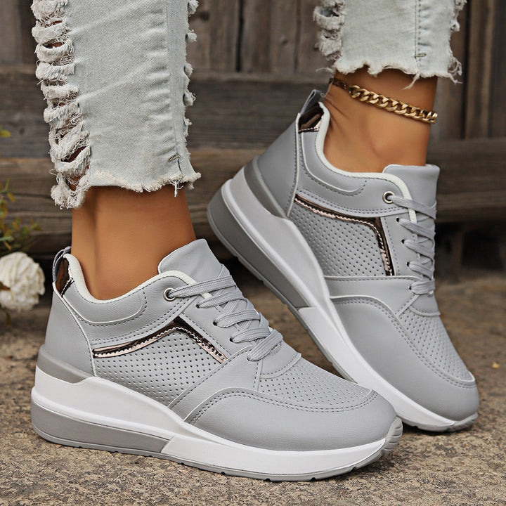 Damen Keilabsatz-Sneaker mit perforierten Einsätzen und Metallic-Details Mune Fashion