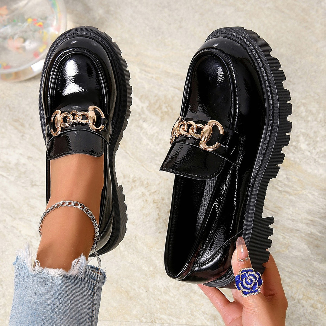 Women's robust loafer with profiled tractor sole and decorative metal chain application Mune Fashion