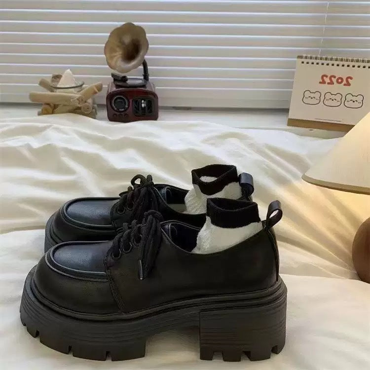 Ladies' platform sneaker with elegant patent leather look and cozy knit collar Mune Fashion