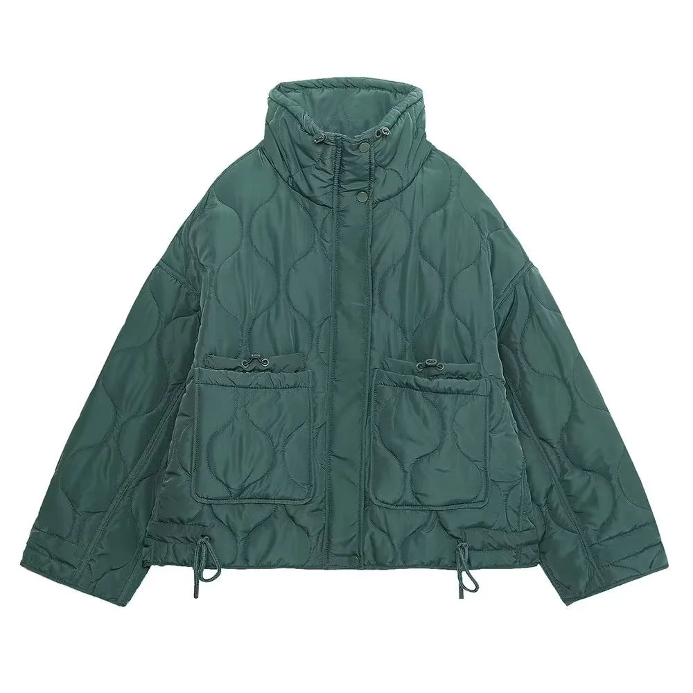 Women's quilted short jacket with high stand-up collar, drawstring hem and large patch pockets Mune Fashion