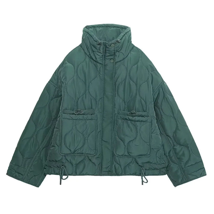 Women's quilted short jacket with high stand-up collar, drawstring hem and large patch pockets Mune Fashion