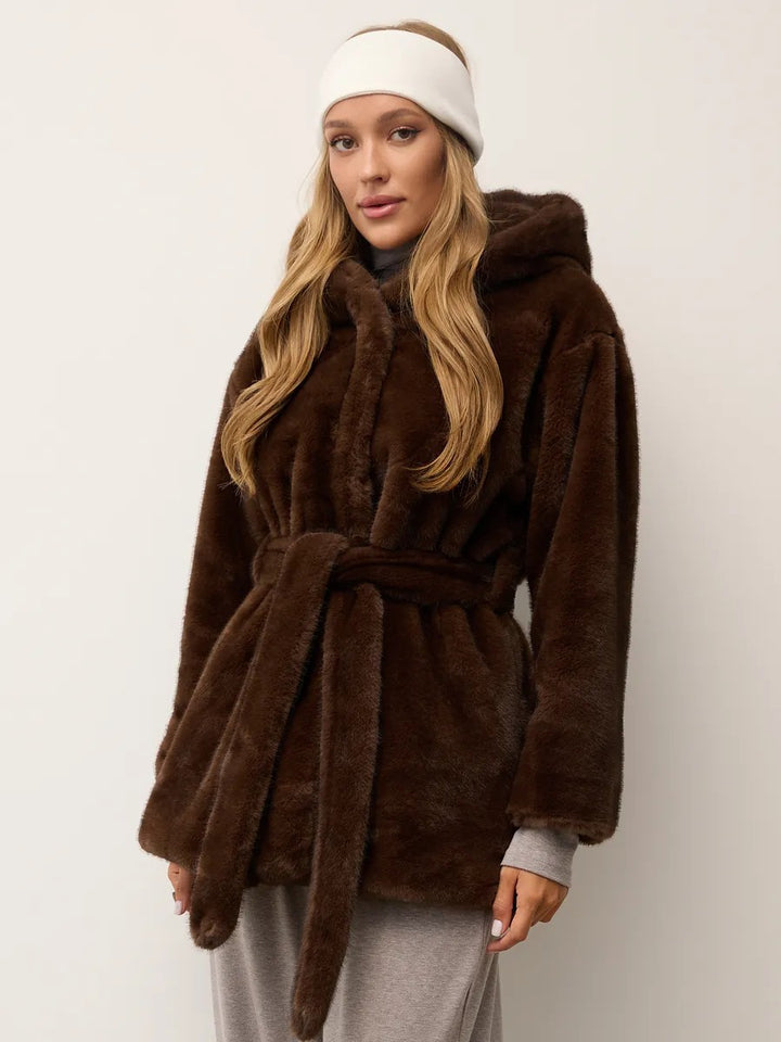 Women's short fitted faux fur coat with hood and tie belt Mune Fashion