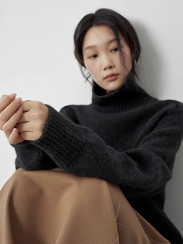 Women's turtleneck sweater made of fine wool blend with straight cut and wide ribbed collar Mune Fashion