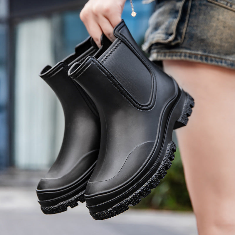 Women's Short Rubber Rain Ankle Boots with Padded Ring Cuff and Profiled Platform Sole Mune Fashion