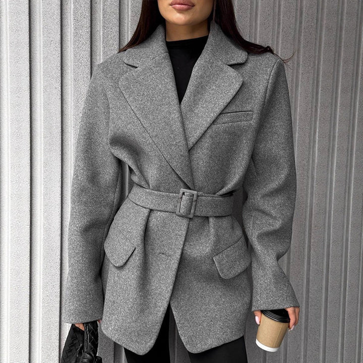 Women's short coat in blazer style made of wool blend with waist belt & flap pockets Mune Fashion