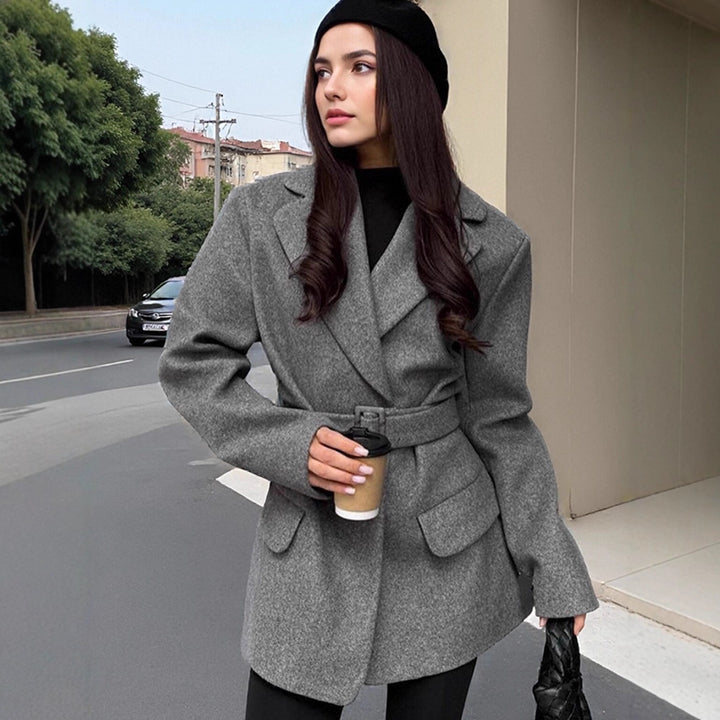 Women's short coat in blazer style made of wool blend with waist belt & flap pockets Mune Fashion