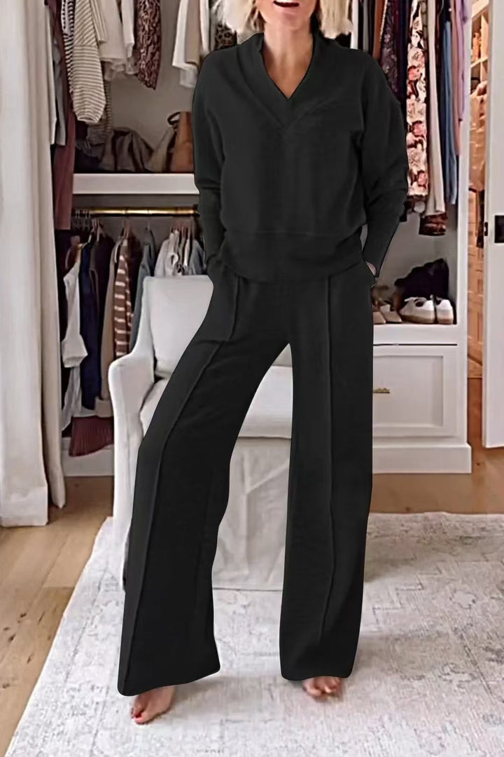 Ladies two-piece lounge set made of soft jersey with V-neck and wide palazzo pants cut Mune Fashion