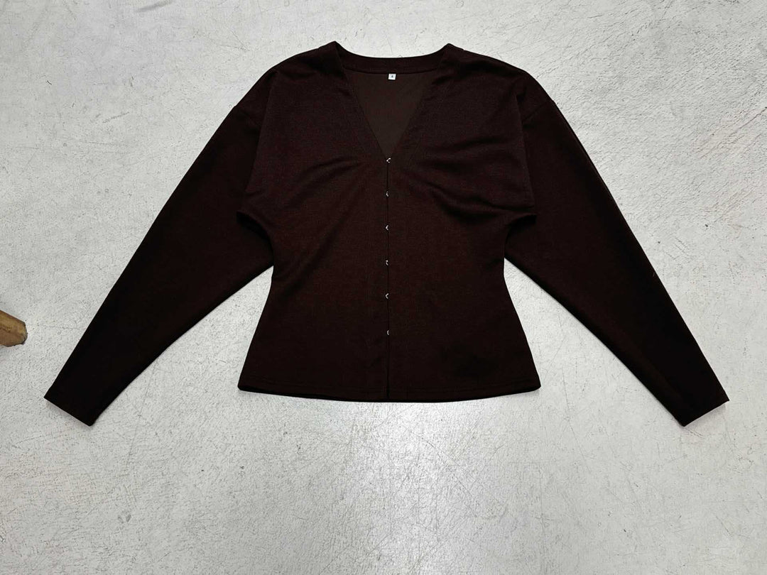 Women’s tailored fine knit cardigan with V-neckline and hook closure Mune Fashion
