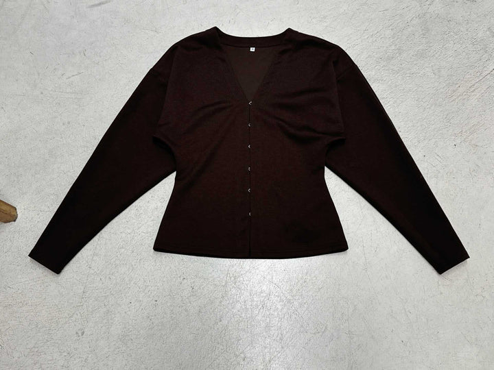 Women’s tailored fine knit cardigan with V-neckline and hook closure Mune Fashion