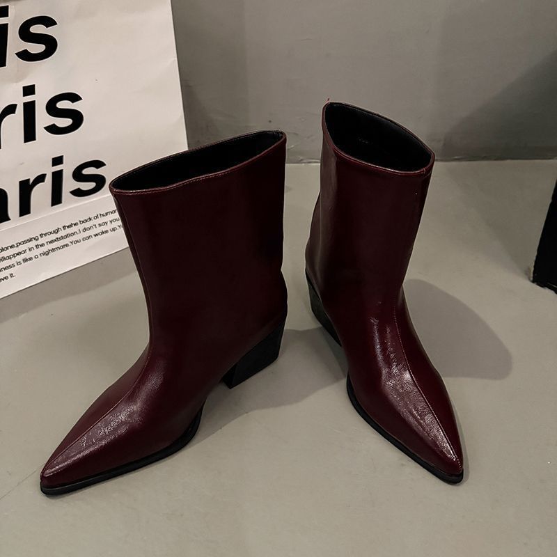 Ladies knee-high patent leather boots with pointed toe shape and slim kitten heel Mune Fashion