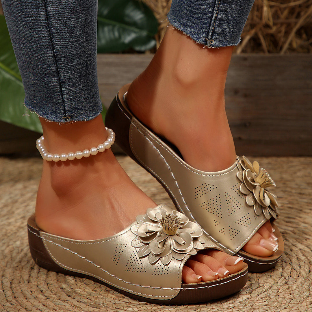 Women's comfortable slides made of synthetic leather with three-dimensional flower appliqué and ergonomic wedge sole Mune Fashion