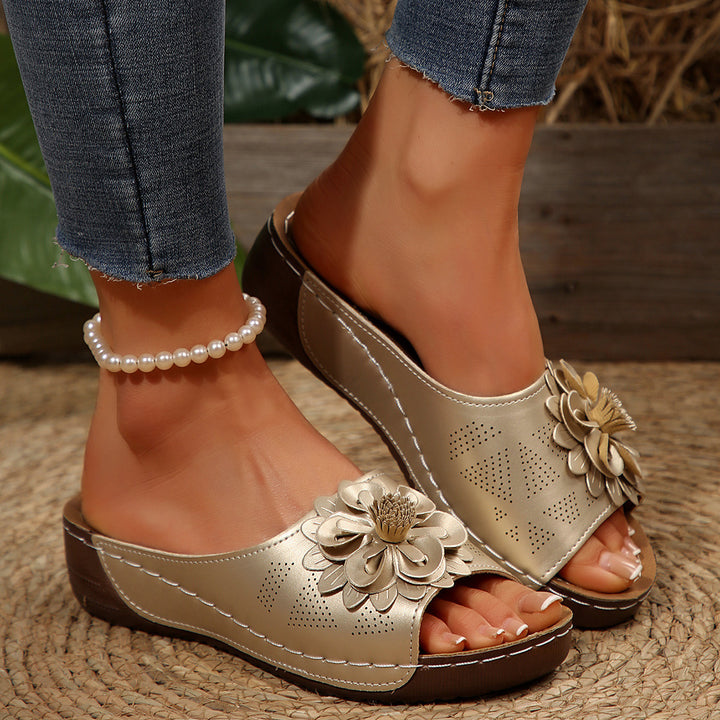 Women's comfortable slides made of synthetic leather with three-dimensional flower appliqué and ergonomic wedge sole Mune Fashion