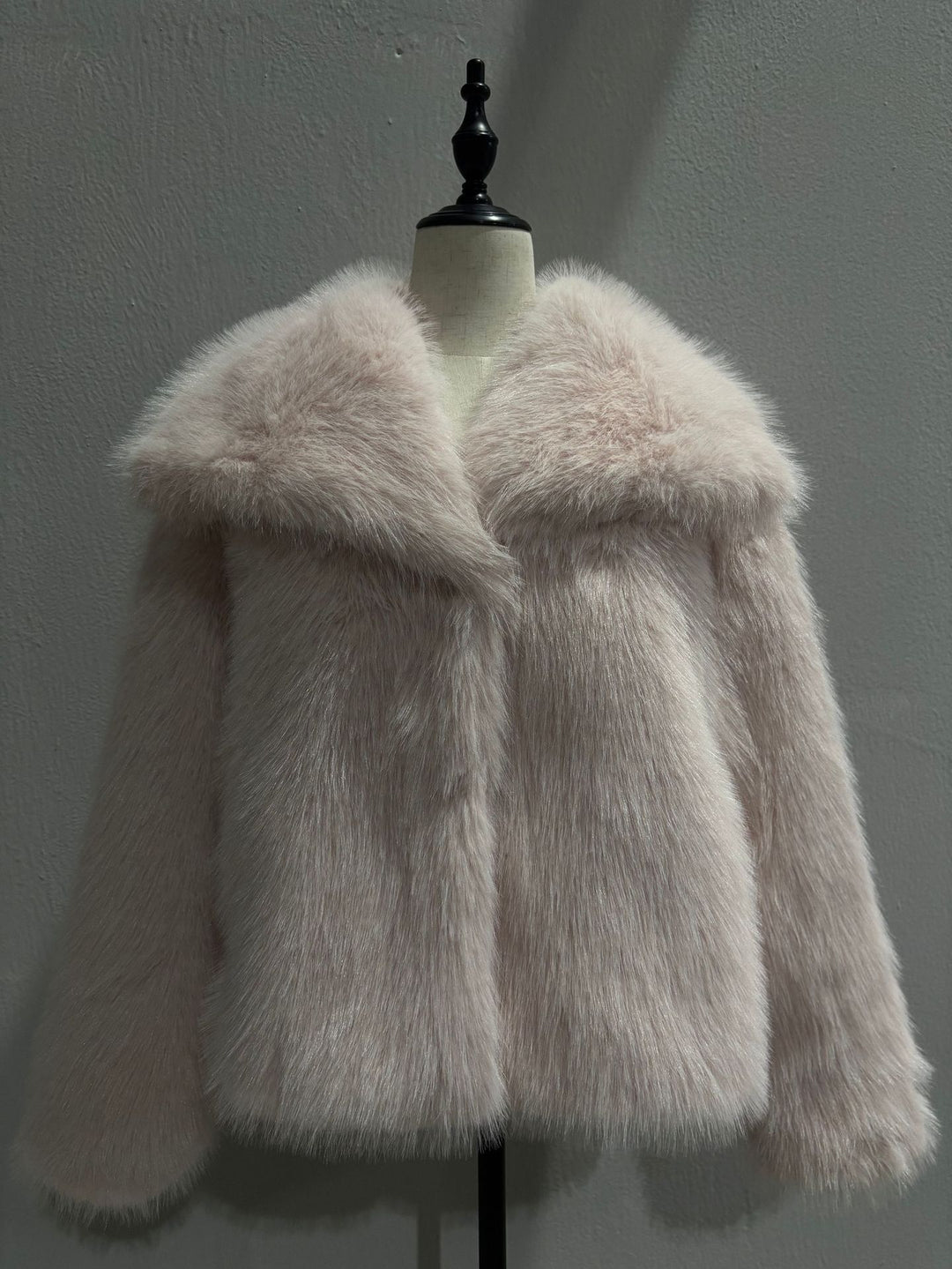 Women's short bolero in boxy cut made of vegan shaggy faux fur with XXL shawl collar Mune Fashion