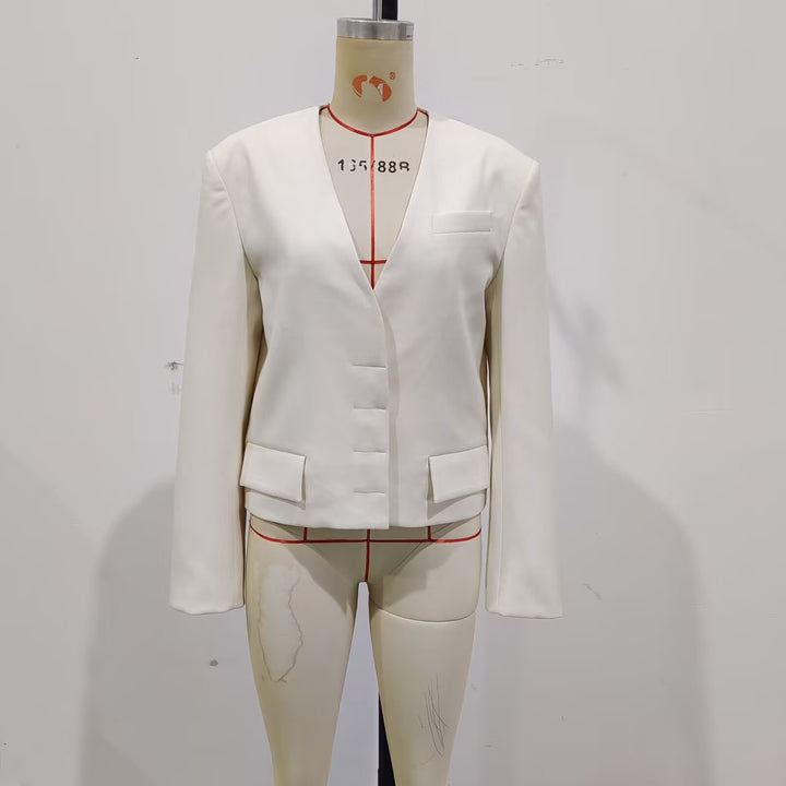 Women's tailored short blazer without collar with concealed button placket and flap pockets Mune Fashion