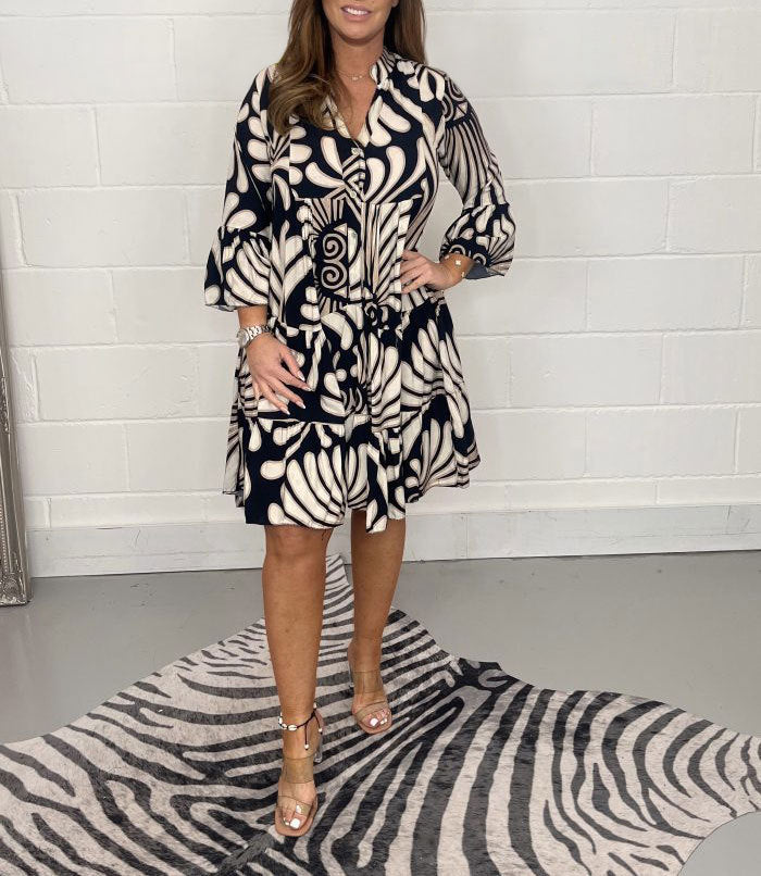 Women's tiered dress with large leaf print, V-neck and three-quarter sleeves Mune Fashion