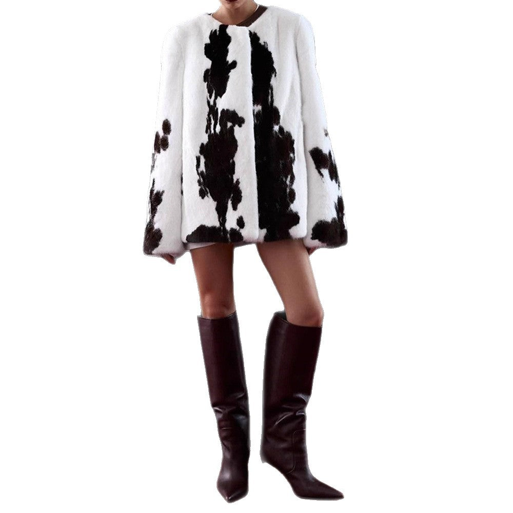 Women's short coat made of faux fur with boxy silhouette and cow print pattern Mune Fashion