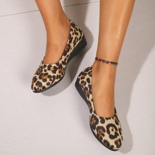 Women  minimalist velvet ballerina with decorative ankle chain and ergonomic comfort insole Mune Fashion